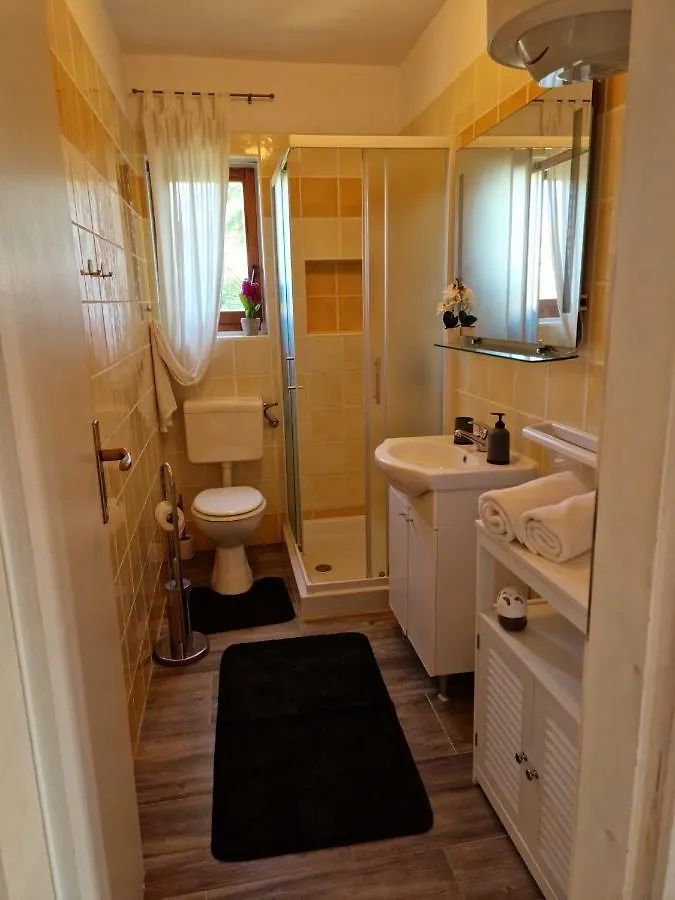 Apartments Poretti For 2,In Center Parking Free In The Yard,6 Min Beach Walk Rovigno 0*,