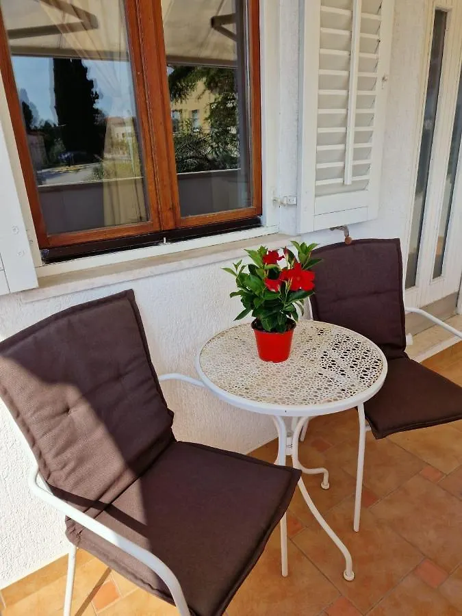 Apartments Poretti For 2,In Center Parking Free In The Yard,6 Min Beach Walk Rovigno 0*,  Croazia