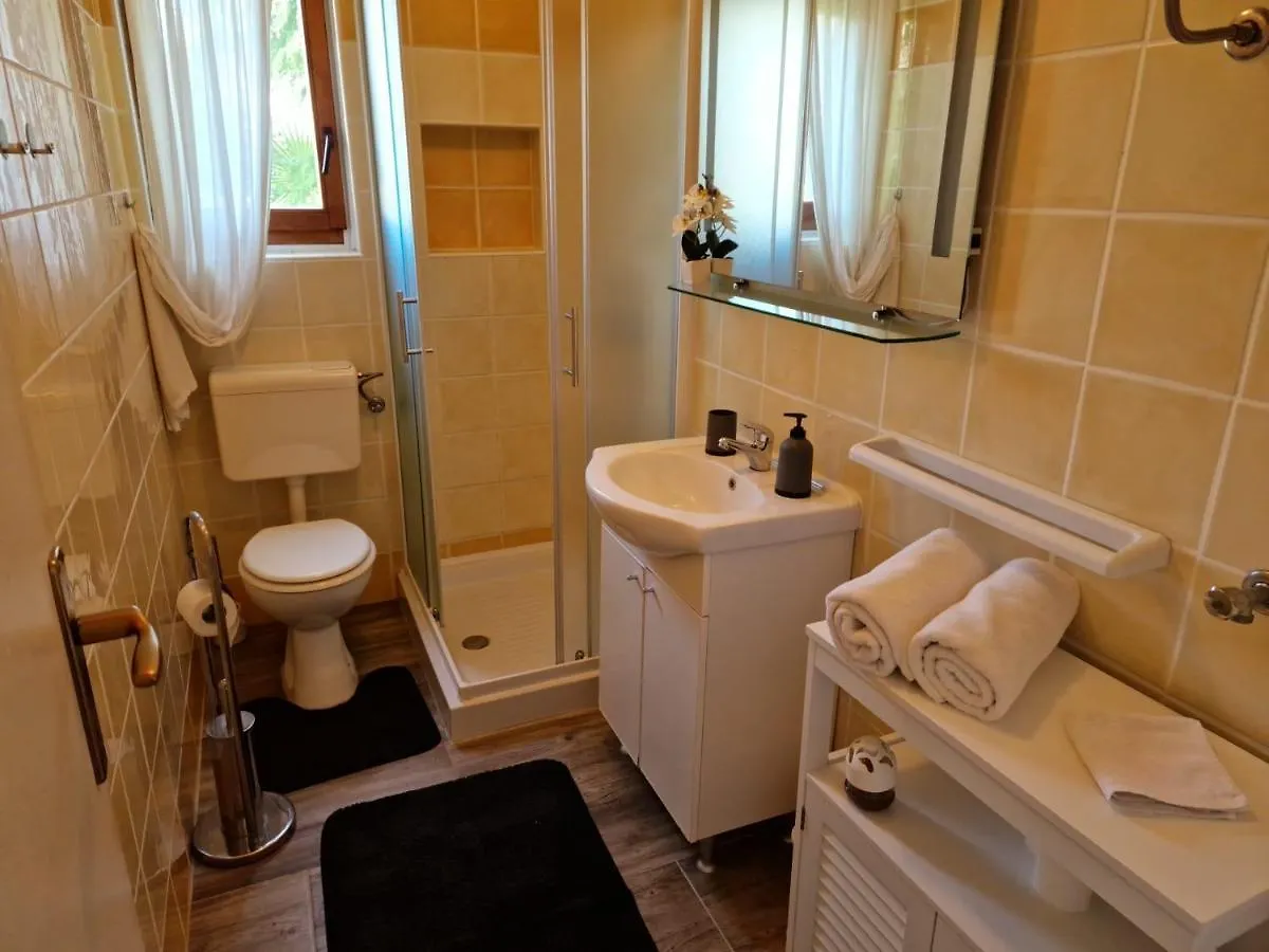 Apartments Poretti For 2,In Center Parking Free In The Yard,6 Min Beach Walk Rovigno