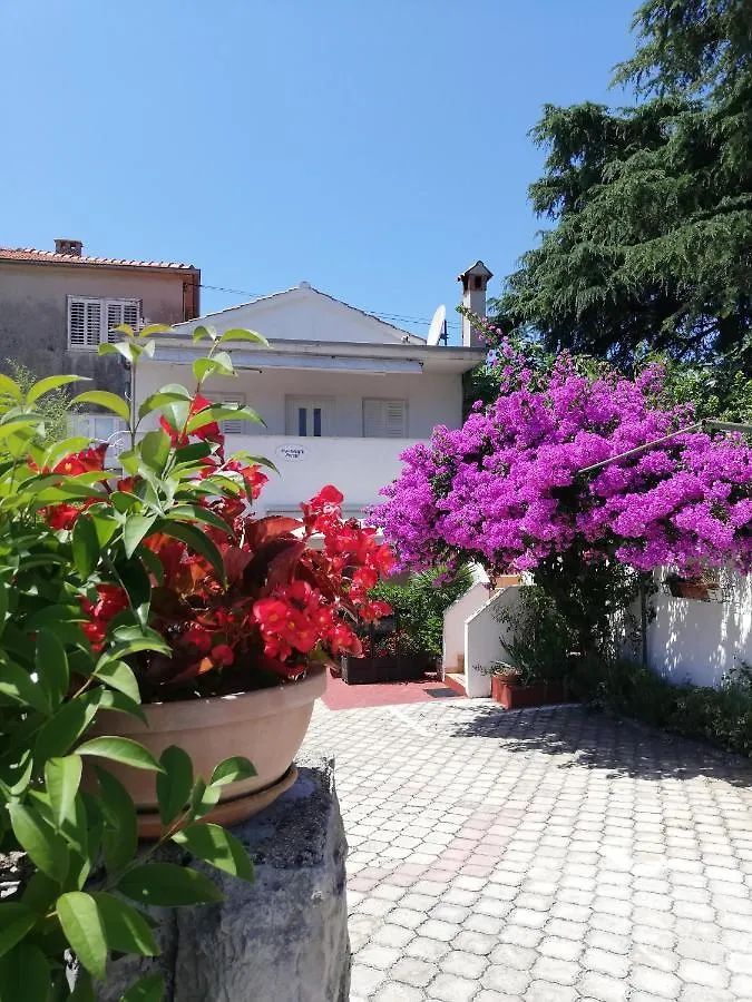 Apartments Poretti For 2,In Center Parking Free In The Yard,6 Min Beach Walk Rovinj
