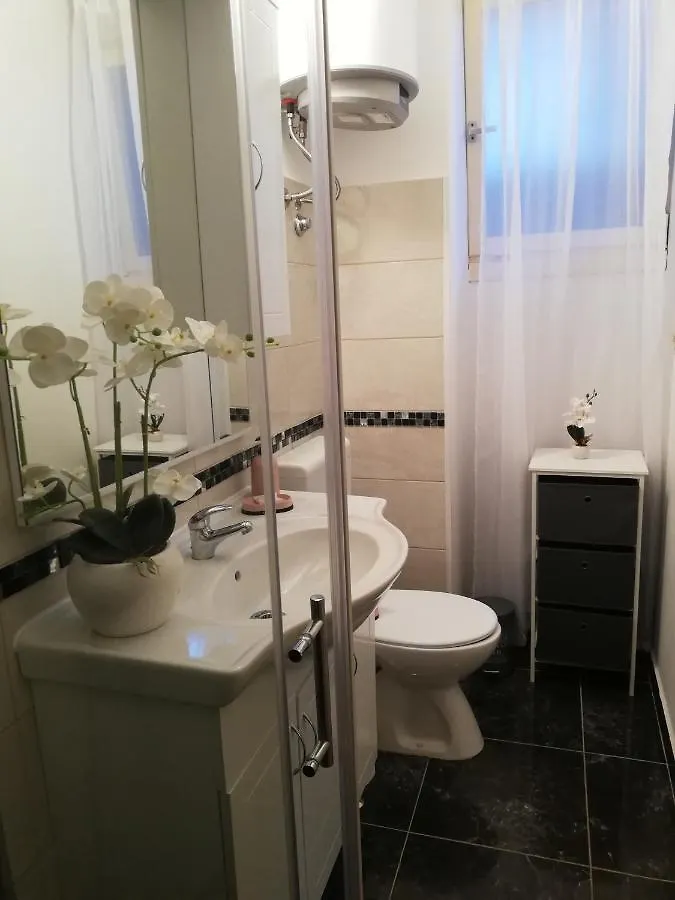 Apartments Poretti For 2,In Center Parking Free In The Yard,6 Min Beach Walk Rovigno Croazia