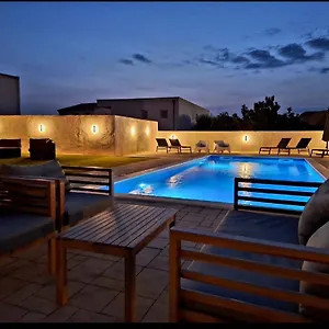 Lucy With Heated Pool & Free Private Parking , Zara Croazia